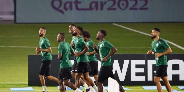 שחקני הנבחרת הסעודית מתאמנים בקטאר לקראת פתיחת המשחקים. צילום: איי.אף.פי גביע העולם ה־22 בקטאר: כדורגל משחקים ב־35 מעלות