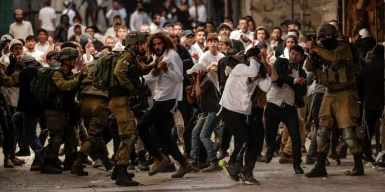 העימותים בקסבה של חברון, בשבת שעברה. צילום: AFP מי עומד מאחורי פרשת תקיפת החיילת בחברון?