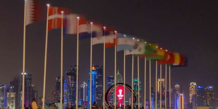 דגלי המדינות מתנוססים בקטאר, מונדיאל 2022. צילום: AFP משרד החוץ לישראלים בקטאר: הורידו פרופיל