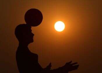 חומות שנבנו מסכסוך שגבה אלפי פצועים והרוגים, מתכופפות בפני המונדיאל