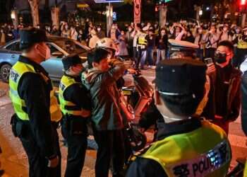 "לא רוצים בדיקות, רוצים חופש": לסינים נמאס מסגרי הקורונה הבלתי נגמרים