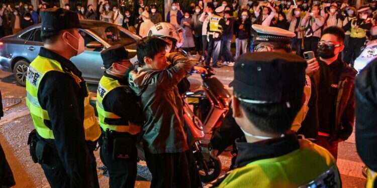 עימותים בין מפגינים למשטרה בשנחאי. צילום: AFP "לא רוצים בדיקות, רוצים חופש": לסינים נמאס מסגרי הקורונה הבלתי נגמרים