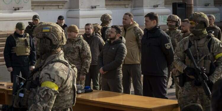 זלנסקי בחרסון. צילום: איי.פי ביחס של אחד תמורת אחד: חילופי שבויים במלחמת רוסיה-אוקראינה