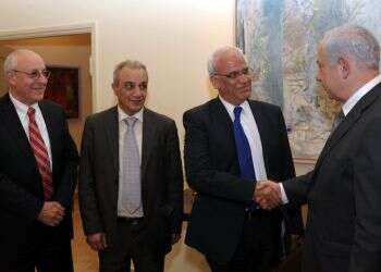 מימין לשמאל: בנימין נתניהו, סאיב עריקאת, מאג'ד פרג' ויצחק מולכו, במפגש בלשכת ראש הממשלה ב־ 2012. צילום: לע