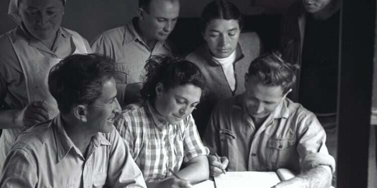 סידור עבודה בבית אלפא, 1946. צילום: יעקב רוזנר, ארכיון הצילומים של קק