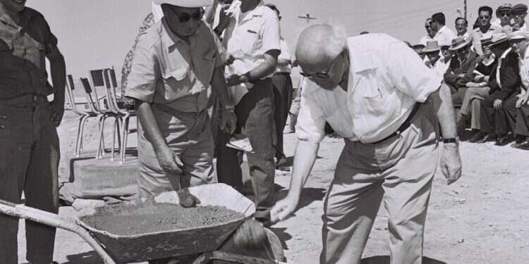 דוד בן־גוריון בטקס חגיגי בשדה־בוקר, 1963. צילום: פריץ כהן, לע "אנחנו שומרים על הקרקעות בנגב גם באמצעות כלים טכנולוגיים"