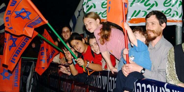 המאבק כנגד העקירה מגוש קטיף. צילום: מארק ניימן, לע האסטרטג של "הציונות הדתית" מסביר כיצד פעל הקמפיין שמשך את סרוגי המיינסטרים