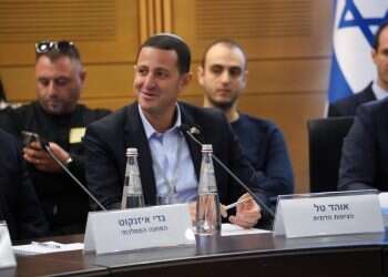 "רוב השבוע אדם לאדם זאב, אבל כל יום שישי כולנו מנקים ביחד"