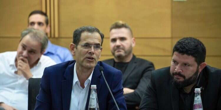 ח "רוב השבוע אדם לאדם זאב, אבל כל יום שישי כולנו מנקים ביחד"