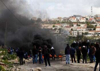 פלסטינים מתפרעים סמוך לקדומים, ארכיון. צילום: נאסר תאייש, פלאש 90 שלום סופר לא לבד: היהודים שנכנסים לקניות בכפרים משלמים מחיר כבד