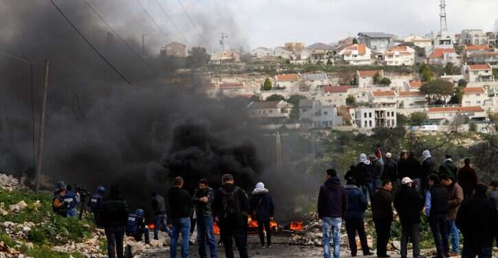 שלום סופר לא לבד: היהודים שנכנסים לקניות בכפרים משלמים מחיר כבד