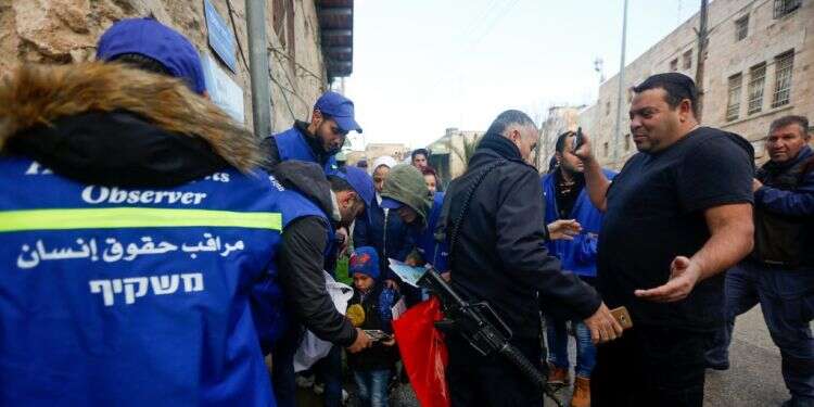 אוחנה (מימין) בפעילות בחברון. צילום: וויסאם השלמון, פלאש 90