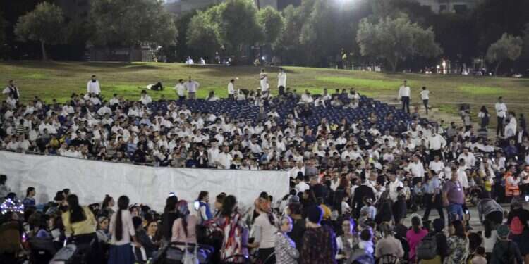 מופע של הזמר מוטי שטיינמץ בעפולה, 2019. צילום: מאיר וקנין, פלאש 90 "קיסריה ומופע בהפרדה לא הולכים ביחד"