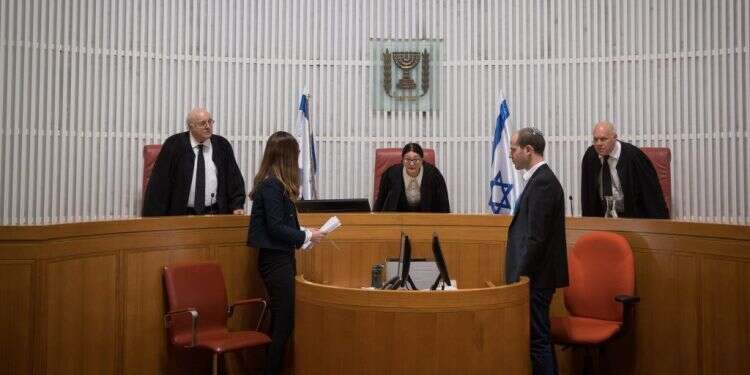 השופט עוזי פוגלמן (מימין) יחד עם הנשיאה אסתר חיות והשופט חנן מלצר בבית המשפט העליון. צילום: יונתן זינדל פלאש 90 פרשת "הבוגדת" מחדדת את ההבדלים בין בית המשפט לבין הדין