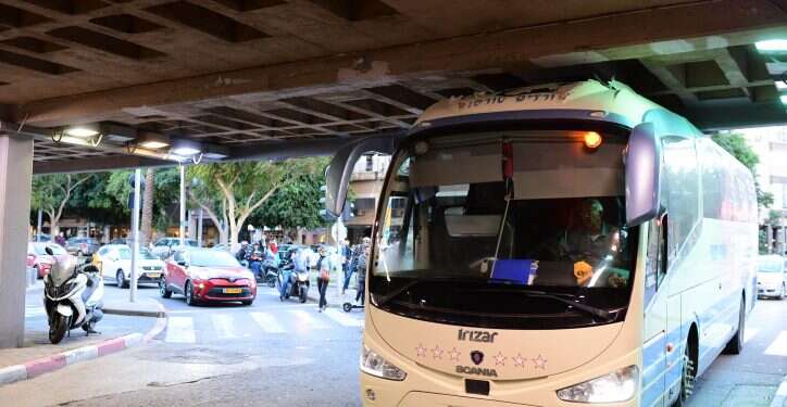 אילוסטרציה. צילום: תומר נויברג, פלאש 90 "הייתי בטוחה שעושים בי לינץ'": נהג עצר לקניות בכפר פלסטיני, והנוסעים נשארו באוטובוס