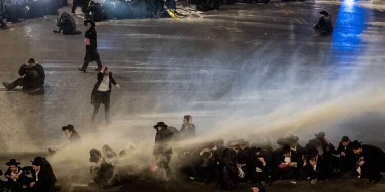 צעירי הפלג הירושלמי מפגינים בירושלים. צילום: יונתן זינדל, פלאש 90