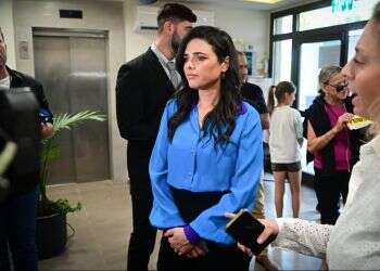 המסיבה העצובה בעיר: חיבוקים לאיילת שקד באירוע הצפייה במדגמים