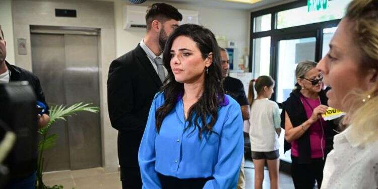 איילת שקד. צילום: אבשלום ששוני/פלאש90 המסיבה העצובה בעיר: חיבוקים לאיילת שקד באירוע הצפייה במדגמים