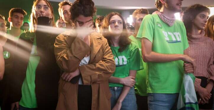 פעילי מרצ במטה המפלגה, אחרי פרסום התוצאות. צילום: פלאש 90 תיעלם או תינצל במעטפות הכפולות? המספרים שמרצ צריכה כדי לעבור את אחוז החסימה