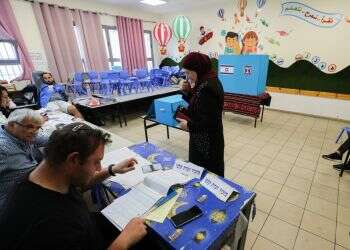 מעצר, תגבור משטרתי והחלפת חברי הקלפי: תקריות חריגות בערים ערביות