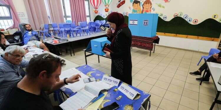 קלפי בעיר טייבה. צילום: ג'מאל עוואד/פלאש90 מעצר, תגבור משטרתי והחלפת חברי הקלפי: תקריות חריגות בערים ערביות