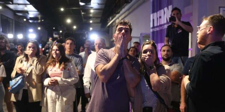 מטה מפלגת העבודה עם פרסום המדגמים, השבוע. צילום: נועם רבקין פנטון - פלאש 90 הקריסה של מפלגת העבודה: הסכינים כבר נשלפות על מרב מיכאלי