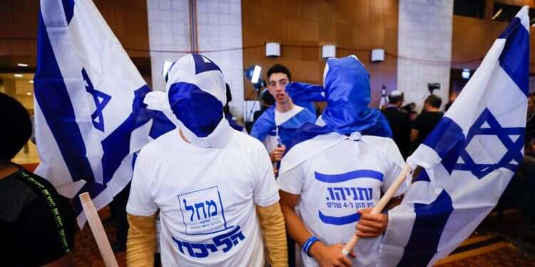 פעילי ליכוד, השבוע. צילום: אוליבייה פיטוסי - פלאש 90 אי אפשר לשתוק כל כך הרבה | סיפור לשבת