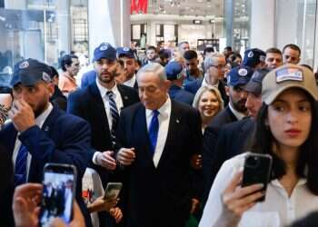 נתניהו ממריץ מצביעים בקניון מלחה בירושלים. צילום: אוליבייה פיטוסי, פלאש90 הנשק הסודי של נתניהו בפריפריה: פעילי ליכוד מיו"ש