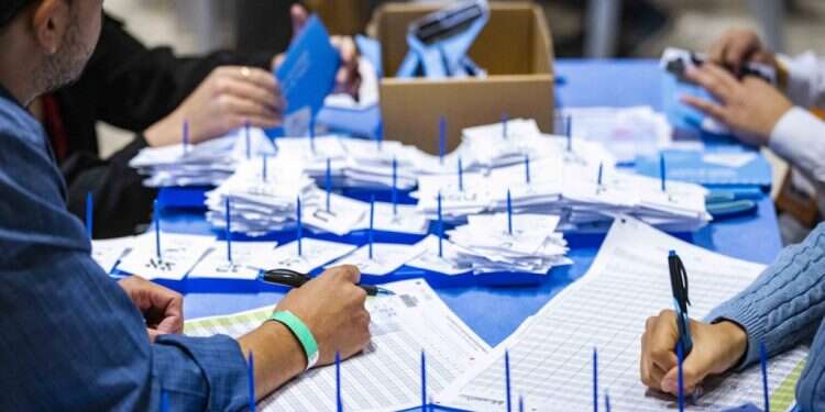 ספירת הקולות, אתמול. צילום: אוליבייה פיטוסי, פלאש 90 רק 4,124 קולות חסרו למרצ כדי לצלוח את רף החסימה