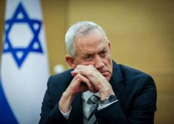 בני גנץ מנקה שולחן במשרד הביטחון ומאותת לימין – אל תבנו עליי