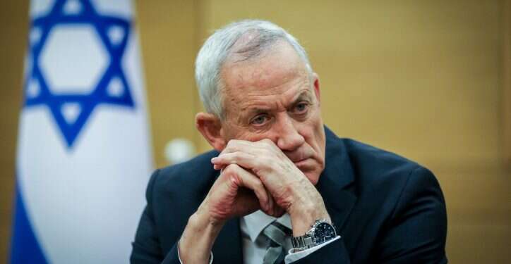 שר הביטחון לשעבר בני גנץ. צילום: נעם ריבקין פנטון/פלאש90 בני גנץ מנקה שולחן במשרד הביטחון ומאותת לימין – אל תבנו עליי