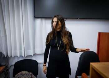 קופסאות סיגרים לנתניהו? הראיות שהוצגו לעדת התביעה סדקו את עדותה