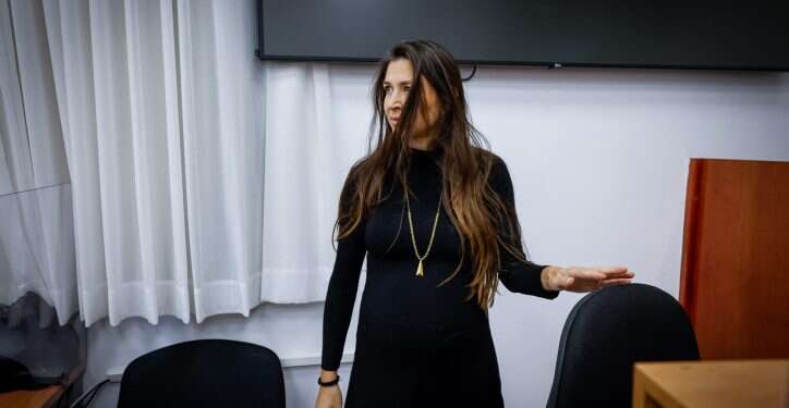 קופסאות סיגרים לנתניהו? הראיות שהוצגו לעדת התביעה סדקו את עדותה