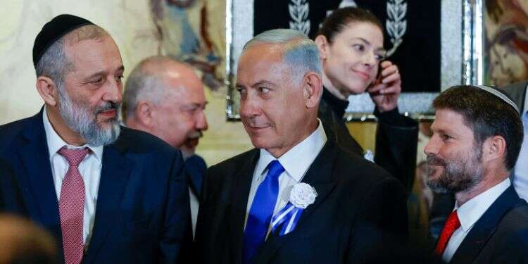 דרעי, סמוטריץ' ונתניהו בכנסת. צילום: אוליבייה פיטוסי, פלאש 90 ספינים, כיפופי ידיים ולמי יש אשראי פתוח? האסטרטגיות של ראשי המפלגות במו"מ