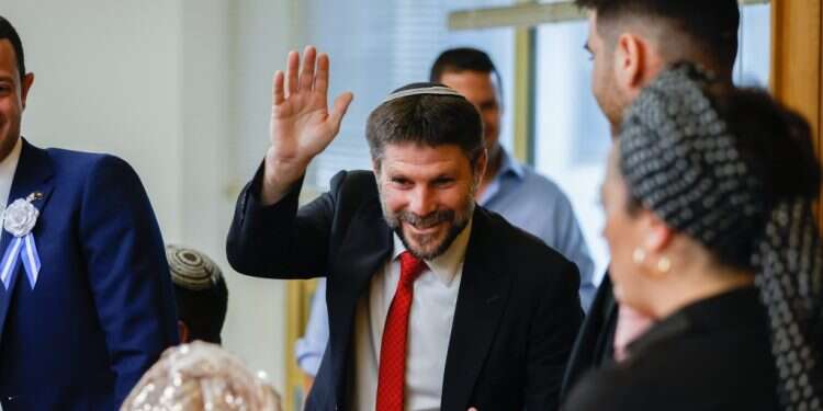 רק שלא יסגור לנו את החשמל בשבת. סמוטריץ' צילום: אוליבייה פיטוסי, פלאש 90 חינוך להפרדה מגיל 3 או סגירת החשמל בשבת: איזה תיק יקבל הח"כ עם הכיפה, רחמנא ליצלן