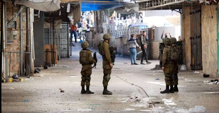 חיילי צה המשטרה פתחה בחקירה נגד פעילי השמאל שהשתתפו בהטרדת חיילי צה"ל בחברון