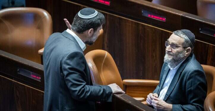 סמוטריץ' וגפני בכנסת. צילום: יונתן זינדל, פלאש 90 המו"מ הקואליציוני תקוע: ביהדות התורה זועמים על הליכוד, בציונות הדתית מחכים למתווך