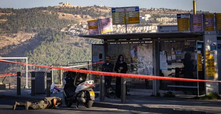 זירת הפיגוע בתחנת היציאה מירושלים. צילום: אוליבייה פיטוסי, פלאש 90 "אהב את הבריות והבריות אהבו אותו": רבו של אריה שצ'ופק, שנרצח בפיגוע בירושלים, נפרד
