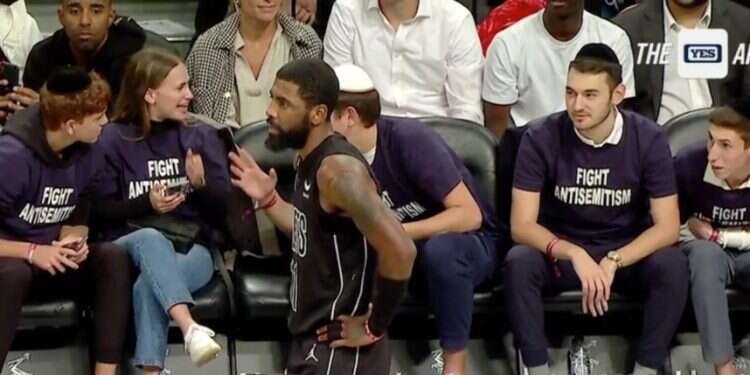 הצעירים היהודים במשחק NBA, אתמול. צילום מסך מטוויטר תגובה לאנטישמיות ב-NBA: התרגיל שעשו צעירים יהודים לקיירי ארווינג