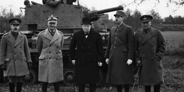 וינסטון צ'רצ'יל עם שארל דה־גול (שני מימין) וראש ממשלת פולין הגולה, ולדיסלב שיקורסקי (שני משמאל). צילום: גטי אימג'ס עשר סיבות למה אסור לישראל לתקוף באיראן