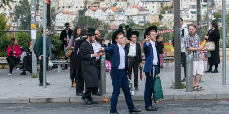 במקום להפסיק להתקוטט, שני הצדדים במו"מ ניסו לרתום את הפיגוע להוכחת צדקתם