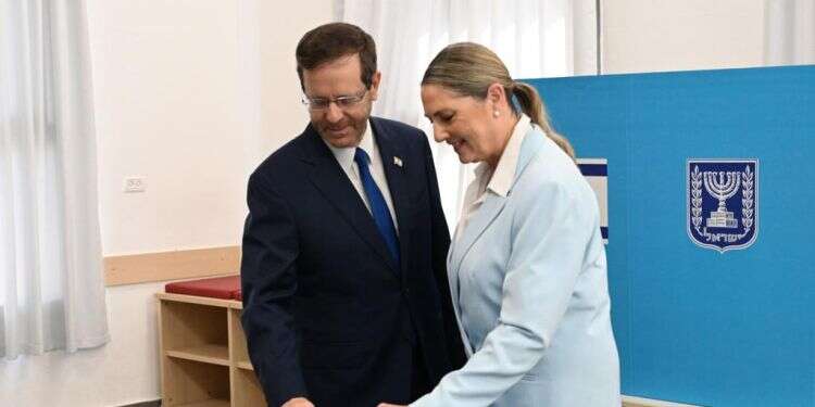 הנשיא הרצוג ורעייתו מיכל בקלפי. צילום: חיים צח, לע כל עדכוני הבחירות: ראשי המפלגות יצאו להצביע