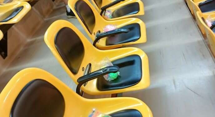 כמו באמריקה: מטח בובות אל המגרש במשחק כדורסל בישראל