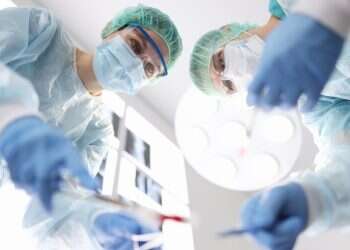 רופאים מבצעים ניתוח. צילום: שאטרסטוק רופאים מבצעים ניתוח