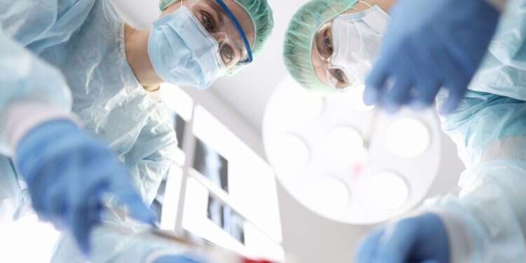 רופאים מבצעים ניתוח. צילום: שאטרסטוק רופאים מבצעים ניתוח