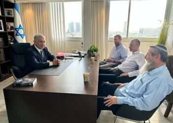 פגישות נימוס: למרות התמונות, המו"מ האמיתי לא מתקיים בלשכת נתניהו 