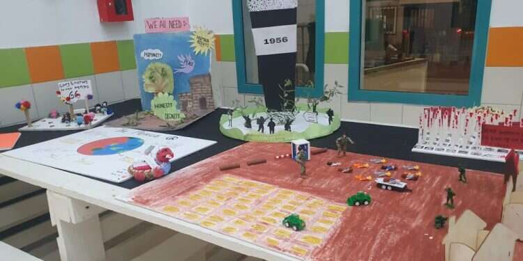 המיצג בטייבה. צילום: אסף גבור מיצג חינוכי בטייבה: חיילי צה"ל וחרדים לצד גופות של ערבים