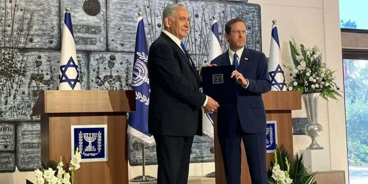 הרצוג ונתניהו בעת קבלת המנדט מהנשיא. צילום: אוליבייה פיטוסי, פלאש 90 אירוע חקירתו של א': הקלות הבלתי נסבלת שבה השב"כ הופך מתנחל ל"טרוריסט"