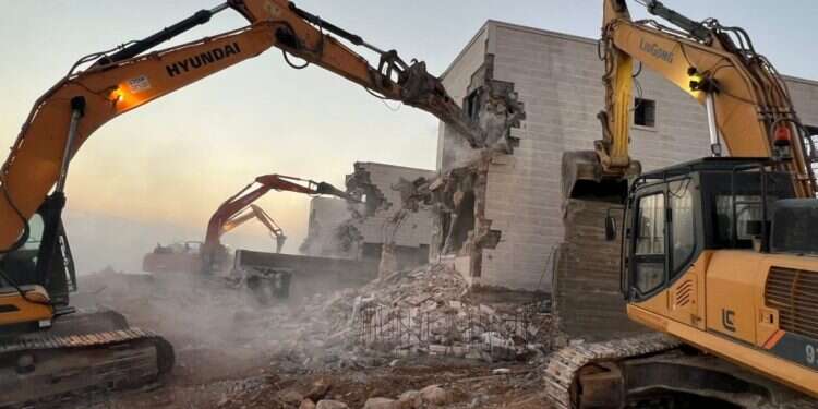 הריסת מבנה פלסטיני בלתי חוקי ליד תקוע. צילום: מועצה אזורית גוש עציון אחרי מאבק ממושך: נהרס המתחם הפלסטיני הבלתי חוקי שהטריד את אנשי תקוע