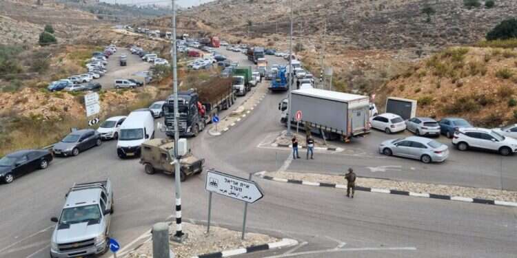 זירת הפיגוע באריאל. צילום: TPS פיגוע דקירה באריאל: שלושה נרצחו, שלושה פצועים במצב קשה